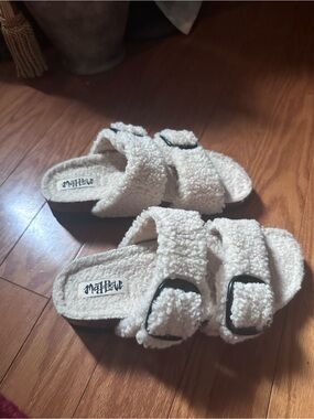 MAD LOVE Womens Cream Sherpa Slide Sandals size 6